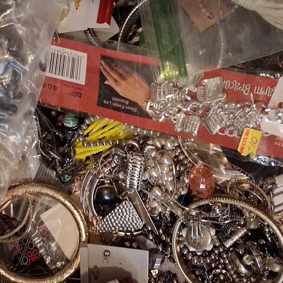 1 POUND MYSTERY VINTAGE JEWELRY MIX ALL WEARABLE !!! - Picture 1 of 1